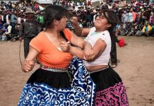 În fiecare an, de Crăciun, oamenii din Peru se iau la bătaie pentru a-și rezolva problemele (VIDEO) În fiecare an, de Crăciun, oamenii din Peru se iau la bătaie pentru a-și rezolva problemele (VIDEO)