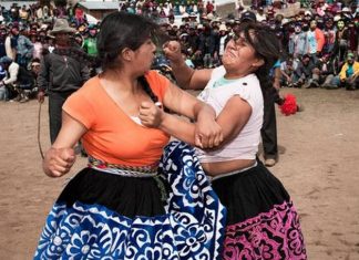 În fiecare an, de Crăciun, oamenii din Peru se iau la bătaie pentru a-și rezolva problemele (VIDEO) În fiecare an, de Crăciun, oamenii din Peru se iau la bătaie pentru a-și rezolva problemele (VIDEO)