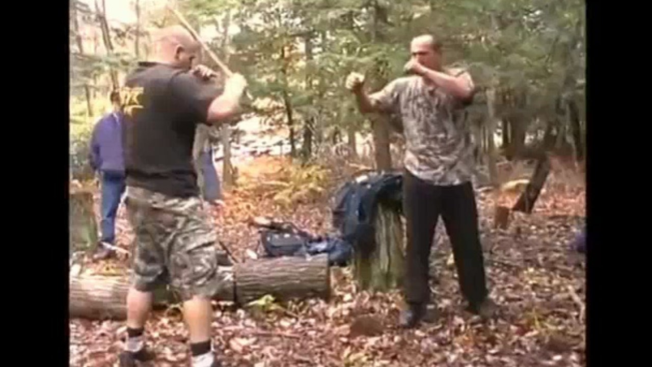 Luptă de MMA cu bâte și fără mănuși, organizată în pădure (VIDEO)