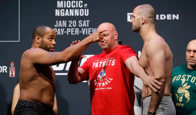 VIDEO. UFC 220 – Cântarul oficial: Miocic vs Ngannou și Cormier vs Oezdemir VIDEO. UFC 220-Cântarul oficial: Miocic vs Ngannou și Cormier vs Oezdemir