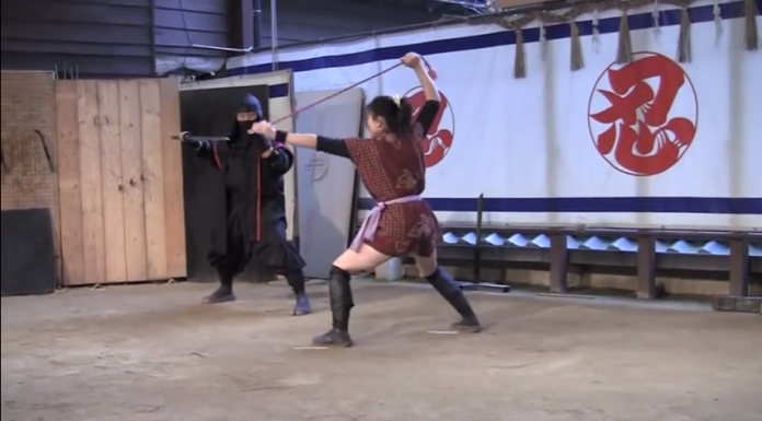 Cine câștigă lupta: Sabie japoneză vs. Frânghie Ninja? (VIDEO) Cine câștigă lupta: Sabie japoneză vs. Frânghie Ninja? (VIDEO)