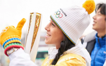 Fosta campioană UFC Joanna Jedrzejczyk a devenit prima luptătoare de mma care a purtat Flacăra Olimpică Fosta campioană UFC Joanna Jedrzejczyk a devenit prima luptătoare de mma care a purtat Flacăra Olimpică