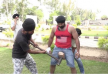 VIDEO. Bărbatul de Oțel al Indiei își demonstrează puterea în cele mai ciudate moduri VIDEO. Bărbatul de Oțel al Indiei își demonstrează puterea în cele mai ciudate moduri