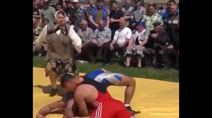 Ce se întâmplă când maică-ta asistă la luptele tale? (VIDEO) Ce se întâmplă când maică-ta asistă la luptele tale? (VIDEO)