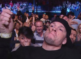 VIDEO. Nate Diaz își pune un joint în gură, LIVE la TV, în timpul galei UFC Austin! VIDEO. Nate Diaz își pune un joint în gură, LIVE la TV, în timpul galei UFC Austin!