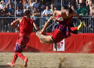 Calcio Storico – Cel mai dur sport din lume care îmbină fotbalul cu MMA (VIDEO) Calcio Storico - Cel mai dur sport din lume care îmbină fotbalul cu MMA (VIDEO)