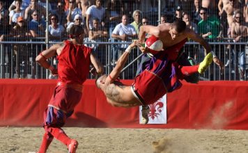 Calcio Storico – Cel mai dur sport din lume care îmbină fotbalul cu MMA (VIDEO) Calcio Storico - Cel mai dur sport din lume care îmbină fotbalul cu MMA (VIDEO)