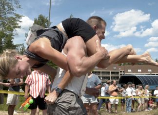 Provocarea-provocărilor. Te-ai băga la un concurs de cărat neveste? (VIDEO) Provocarea-provocărilor. Te-ai băga la un concurs de cărat neveste? (VIDEO)