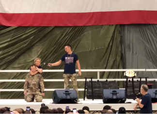 Luptătoarea UFC Paige VanZant l-a sugrumat pe un soldat american până la leșin (VIDEO) Luptătoarea UFC Paige VanZant l-a sugrumat pe un soldat american până la leșin (VIDEO)