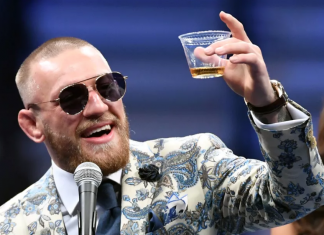 Conor McGregor a primit cadou o statuie cu el în valoare de $66,000 cu ocazia împlinirii vârstei de 30 de ani! Intră să vezi cum arată! Conor McGregor a primit cadou o statuie cu el în valoare de $66,000 cu ocazia împlinirii vârstei de 30 de ani! Intră să vezi cum arată!