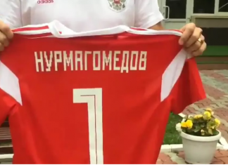 VIDEO. Khabib Nurmagomedov primește un tricou de la naționala de fotbal a Rusiei care îi urează succes în lupta cu Conor McGregor VIDEO. Khabib Nurmagomedov primește un tricou de la naționala de fotbal a Rusiei care îi urează succes în lupta cu Conor McGregor