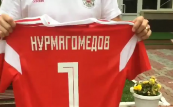 VIDEO. Khabib Nurmagomedov primește un tricou de la naționala de fotbal a Rusiei care îi urează succes în lupta cu Conor McGregor VIDEO. Khabib Nurmagomedov primește un tricou de la naționala de fotbal a Rusiei care îi urează succes în lupta cu Conor McGregor