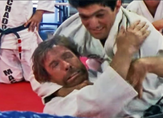 VIDEO. Chuck Norris sugrumat de Rickson Gracie într-un meci de sparring VIDEO. Chuck Norris sugrumat de Rickson Gracie într-un meci de sparring