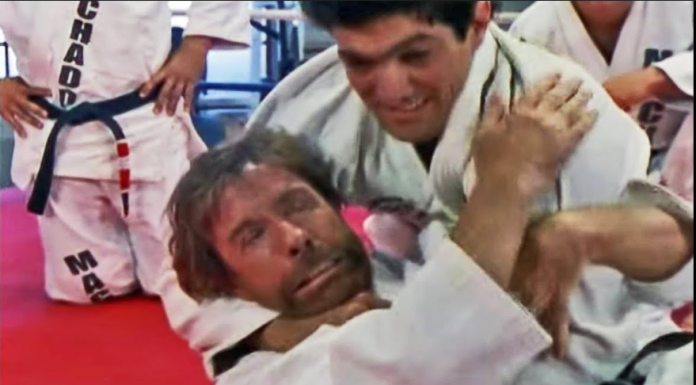 VIDEO. Chuck Norris sugrumat de Rickson Gracie într-un meci de sparring VIDEO. Chuck Norris sugrumat de Rickson Gracie într-un meci de sparring