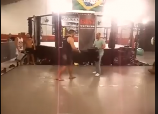 Ce se întâmplă când un luptător UFC lovește în glumă un jurnalist (VIDEO) Ce se întâmplă când un luptător UFC lovește în glumă un jurnalist (VIDEO)