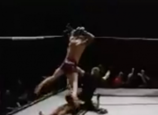 Luptător descalificat pentru că a sărit peste adversarul său care era inconștient (VIDEO) Luptător descalificat pentru că a sărit peste adversarul său care era inconștient (VIDEO)