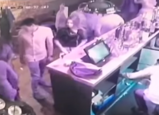 Momentul șocant în care un bărbat îi aplică șefei sale o strangulare Ezekiel (VIDEO) Momentul șocant în care un bărbat îi aplică șefei sale o strangulare Ezekiel (VIDEO)