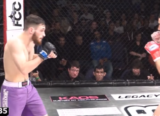 (VIDEO) Un luptător refuză să-și mai lovească adversarul când vede în ce stare se află. (VIDEO) Un luptător refuză să-și mai lovească adversarul când vede în ce stare se află.