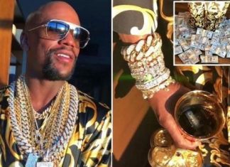 VIDEO. Floyd Mayweather își arată (din nou!) ceasurile, banii și bijuteriile. VIDEO. Floyd Mayweather își arată (din nou!) ceasurile, banii și bijuteriile.