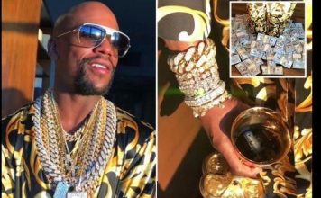 VIDEO. Floyd Mayweather își arată (din nou!) ceasurile, banii și bijuteriile. VIDEO. Floyd Mayweather își arată (din nou!) ceasurile, banii și bijuteriile.
