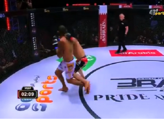 Vezi un KO brutal realizat printr-o lovitură de cot din întoarcere! (VIDEO) Vezi un KO brutal realizat printr-o lovitură de cot din întoarcere! (VIDEO)