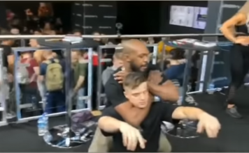 VIDEO. Jon Jones și-a sugrumat un fan până la leșin! VIDEO. Jon Jones și-a sugrumat un fan până la leșin!