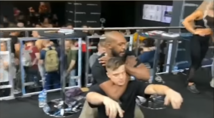 VIDEO. Jon Jones și-a sugrumat un fan până la leșin! VIDEO. Jon Jones și-a sugrumat un fan până la leșin!