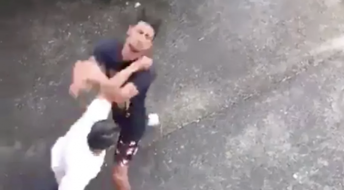 Vezi momentul șocant în care un antrenor din Brazilia își ia la bătaie pe stradă un fost elev! Vezi momentul șocant în care un antrenor din Brazilia își ia la bătaie pe stradă un fost elev!