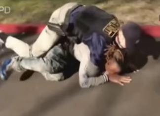 VIDEO. Polițist bătut în timpul unei rețineri și salvat de o gașcă pusă pe bătaie! VIDEO. Polițist bătut în timpul unei rețineri și salvat de o gașcă pusă pe bătaie!
