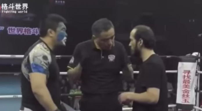 Vezi cum un luptător de MMA distruge un maestru în Wing Chun bazat pe puncte de presiune (VIDEO) Vezi cum un luptător de MMA distruge un maestru în Wing Chun bazat pe puncte de presiune (VIDEO)