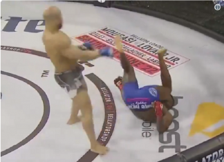 VIDEO. Și-a făcut adversarul KO de pe spate! VIDEO. Și-a făcut adversarul KO de pe spate!