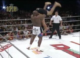 Vă mai aduceți aminte de Bob Sapp când l-a trântit în cap pe Antonio Nogueira? (VIDEO) Vă mai aduceți aminte de Bob Sapp când l-a trântit în cap pe Antonio Nogueira? (VIDEO)