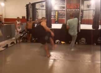 VIDEO. Un fost luptător din UFC și PRIDE îl aruncă în aer pe un jurnalist la un seminar privat! VIDEO. Un fost luptător din UFC și PRIDE îl aruncă în aer pe un jurnalist la un seminar privat!