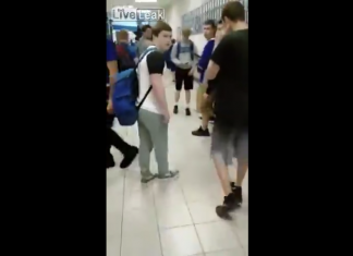 VIDEO. L-a trimis la culcare pe elevul care a început bătaia! VIDEO. L-a trimis la culcare pe elevul care a început bătaia!