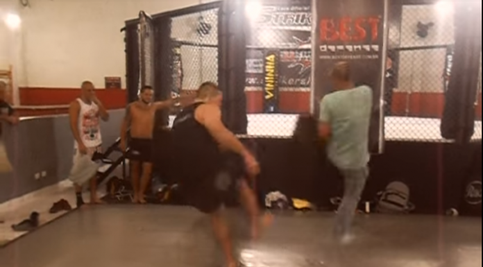 VIDEO. Un fost luptător din UFC și PRIDE îl aruncă în aer pe un jurnalist la un seminar privat! VIDEO. Un fost luptător din UFC și PRIDE îl aruncă în aer pe un jurnalist la un seminar privat!
