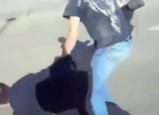 VIDEO. O bătaie pe stradă se termină într-un mod extrem de surprinzător! VIDEO. O bătaie pe stradă se termină într-un mod extrem de surprinzător!