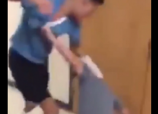 VIDEO. Cum decurge o bătaie pentru o fată într-un liceu american? Profesorul nu a putut să-i oprească! VIDEO. Cum decurge o bătaie pentru o fată într-un liceu american? Profesorul nu a putut să-i oprească!