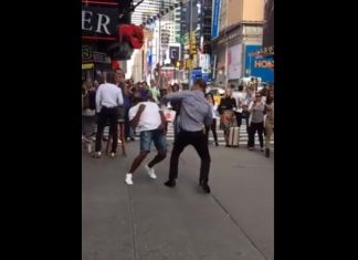 VIDEO. L-a lăsat lat chiar în centrul New York-ului! Intră să vezi acest KO brutal! VIDEO. L-a lăsat lat chiar în centrul New York-ului! Intră să vezi acest KO brutal!