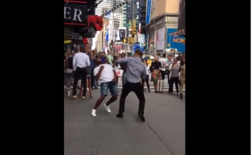 VIDEO. L-a lăsat lat chiar în centrul New York-ului! Intră să vezi acest KO brutal! VIDEO. L-a lăsat lat chiar în centrul New York-ului! Intră să vezi acest KO brutal!