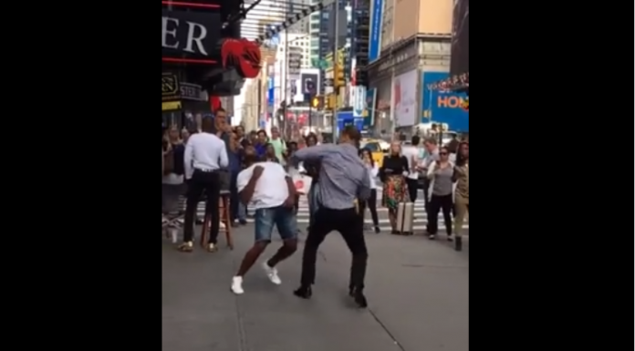 VIDEO. L-a lăsat lat chiar în centrul New York-ului! Intră să vezi acest KO brutal! VIDEO. L-a lăsat lat chiar în centrul New York-ului! Intră să vezi acest KO brutal!