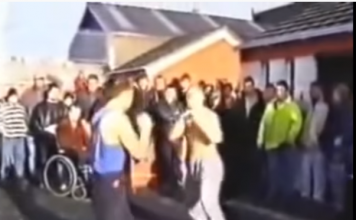 VIDEO. Vezi o luptă de box fără mănuși, organizată de rromi în 1989! VIDEO. Vezi o luptă de box fără mănuși organizată de rromi în 1989!