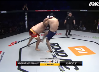 Vezi cea mai brutală lovitură sub centură! A fost nevoie de intervenția medicilor pe loc! (VIDEO) Vezi cea mai brutală lovitură sub centură! A fost nevoie de intervenția medicilor pe loc! (VIDEO)