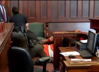 VIDEO. 2 fii îl atacă în tribunal pe criminalul mamei lor! VIDEO. 2 fii îl atacă în tribunal pe criminalul mamei lor!