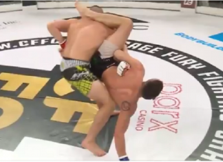 VIDEO. A devenit campion rupându-i mâna adversarului său în octogon! VIDEO. A devenit campion rupându-i mâna adversarului său în octogon!