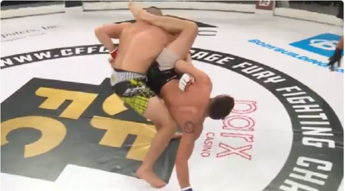 VIDEO. A devenit campion rupându-i mâna adversarului său în octogon! VIDEO. A devenit campion rupându-i mâna adversarului său în octogon!