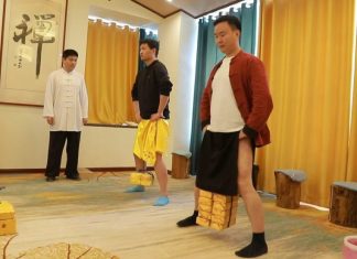 VIDEO. O școală de Kung Fu s-a redeschis, iar oamenii se antrenează ridicând cărămizi cu testiculele! VIDEO. O școală de Kung Fu s-a redeschis, iar oamenii se antrenează ridicând cărămizi cu testiculele!