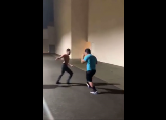 VIDEO. Când te legi de mama cuiva și de propria mamă, s-ar putea să fii trimis la culcare! VIDEO. Când te legi de mama cuiva și de propria mamă, s-ar putea să fii trimis la culcare!