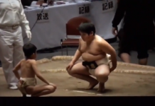 VIDEO. Vezi o luptă de sumo extrem de intrigantă între 2 copii de categorii diferite! VIDEO. Vezi o luptă de sumo extrem de intrigantă între 2 copii de categorii diferite!