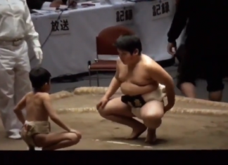 VIDEO. Vezi o luptă de sumo extrem de intrigantă între 2 copii de categorii diferite! VIDEO. Vezi o luptă de sumo extrem de intrigantă între 2 copii de categorii diferite!