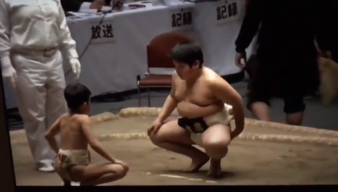 VIDEO. Vezi o luptă de sumo extrem de intrigantă între 2 copii de categorii diferite! VIDEO. Vezi o luptă de sumo extrem de intrigantă între 2 copii de categorii diferite!